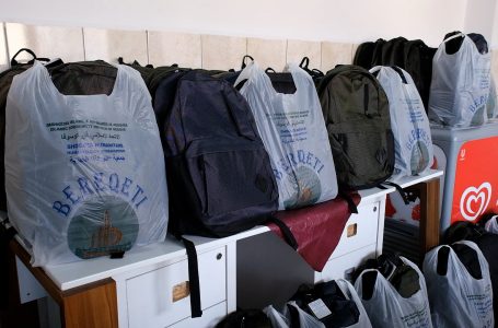 Shoqata “Bereqeti” dhuron çanta për disa nxënës