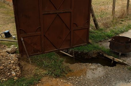 Një gyp i ujit u dëmtua më 30 gusht, ende asnjë zgjidhje për një familje në paralagjen Brekoc
