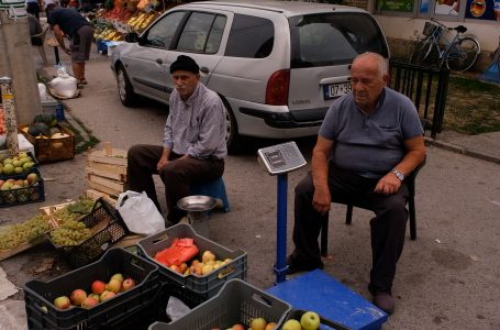 Tregu, vendi ku bujqit i shesin produktet që i kultivojnë në fshatrat e Gjakovës