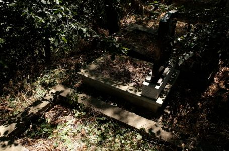 Varrezat në Tyrben e Tahir Efendisë po shemben nga erozioni