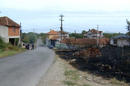 Zjarri në shtyllë elektrike la pa energji elektrike banorët e fshatit Dujakë
