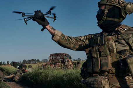 Ushtria ukrainase pranon 305 dronë