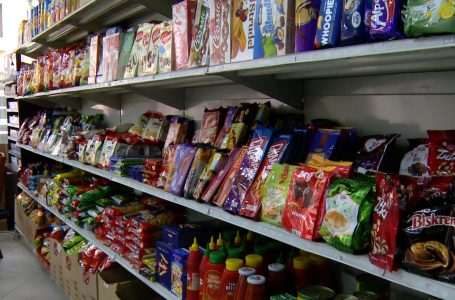 Çmimet e produkteve bazike janë të larta krahasuar me rrogat, thonë qytetarët
