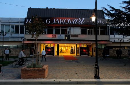 Trupa e teatrit të Tetovës hapi mbrëmjen e parë të festivalit “Gjakovart”