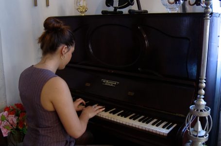 Brenda shtëpisë së mbushur me art, Viola Bejtullahu flet për inspirimin e saj