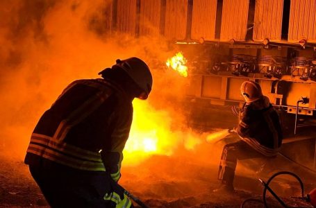 Ukraina thotë se sulmet ruse plagosën të paktën 5 persona dhe shkaktuan zjarre