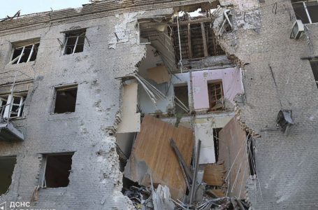 Sulmet ajrore ruse plagosën 14 persona teksa goditën blloqe apartamentesh në Zaporizhzhia