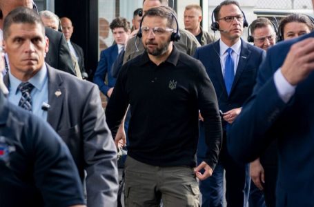 Zelensky viziton fabrikën e municionit amerikan për të mbledhur mbështetjen për Ukrainën