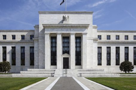 Rezerva Federale e SHBA vendosi të ulë normat e interesit për herë të parë në 4 vjet