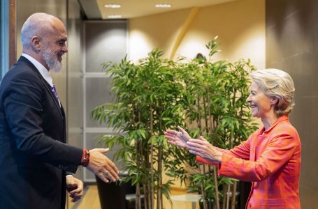 Shqipëria ka potencial për t’u bërë ‘faroder’ i anëtarësimit, thotë ambasadori i BE-së
