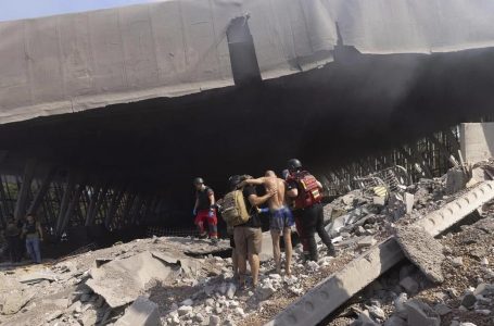 Fëmijët e Ukrainës kthehen në shkollë pasi Rusia lëshon drone dhe raketa balistike në Kiev