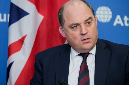 Ish-ministri britanik i Mbrojtjes: Vonesat në përdorimin e raketave me rreze të gjatë favorizojnë Moskën