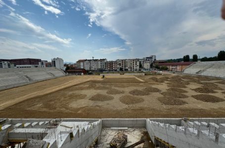 Komuna e Gjakovës nënshkruan kontratën për tribunën perëndimore të Stadiumit të Qytetit