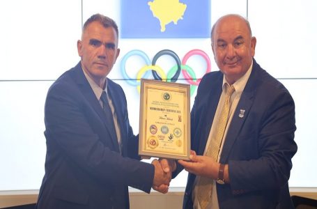 ​Kryetari i Federatës së Kickbox-it nderohet me çmimin “Ambasador i paqes”