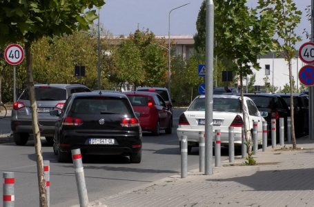 Problem që s’po gjenë zgjidhje, veturat vazhdojnë të pengojnë qarkullimin në qytet