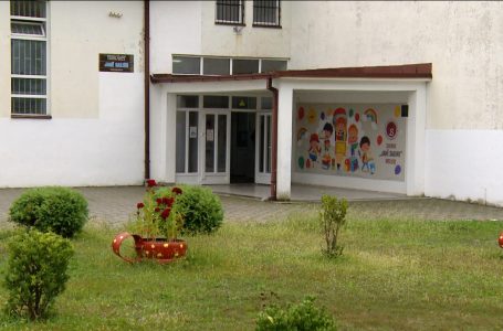 Përleshje mes nxënësve të shkollës “Jahë Salihu”, njëri nga ta kapet me thikë