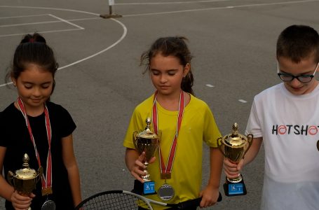 Klubi i tenisit “Hot Shot” arrin sukses të jashtëzakonshëm në turne