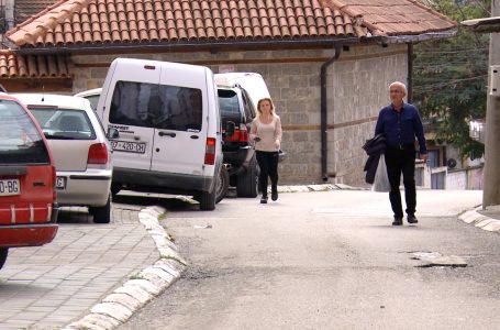 Trotuaret mungojnë, qytetarët thonë se ndihen të rrezikuar