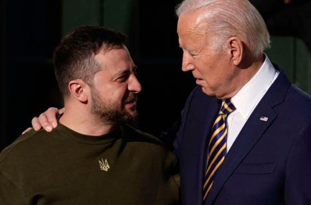 Bideni lë të kuptohet se do t’i japë fund kufizimeve të Ukrainës për armët me rreze të gjatë