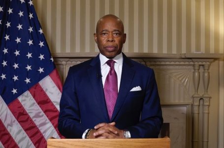 Kryebashkiaku i New York-ut nuk largohet, pas akuzave për korrupsion