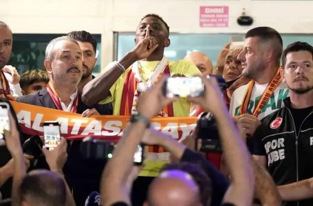 Osimhen mirëpritet nga mijëra tifozë të Galatasarayt