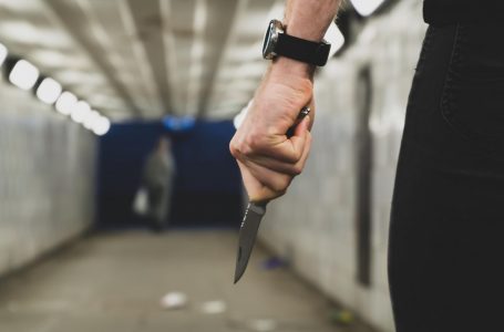 Nëna i raporton djemtë për posedim të thikave