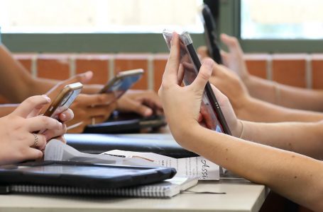 Finlanda ndalon përdorimin e telefonave celularë në shkolla