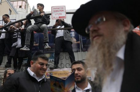 Pelegrinët hebrenj udhëtojnë nga Izraeli në Ukrainë