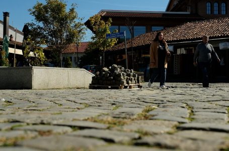 Fillon rregullimi i disa rrugëve në Çarshinë e Vjetër të Gjakovës