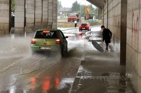 Reshjet e shiut sjellin telashe në qarkullim në disa rrugë të qytetit