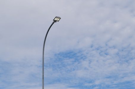 Ndriçimi publik i ndezur ditën e i ndalur natën