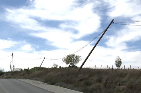 Shtyllat elektrike rrezik për kalimtarët në Kodrën e Çabratit