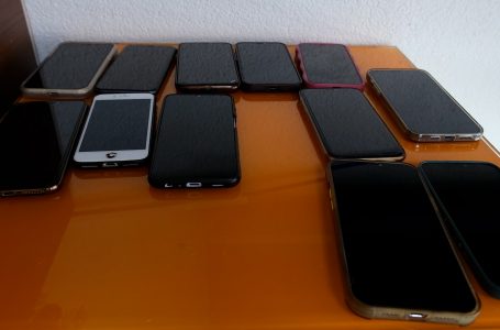 Mësimdhënësit, nxënësit dhe drejtorët e vlerësojnë të qëlluar vendimin për ndalimin e telefonave