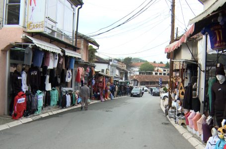 Trotuaret e zëna nga kukullat, kalimtarët ecin në rrugë