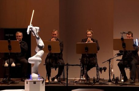 Një robot drejtoi për herë të parë një orkestër simfonike në Gjermani