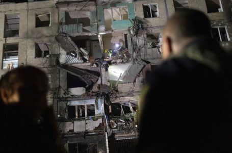 Të paktën 12 të plagosur nga bombardimet ruse në një ndërtesë banimi në Kharkiv