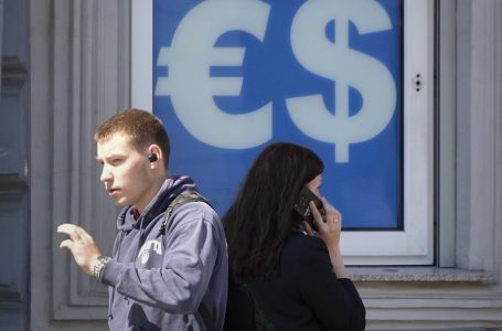 Euro bie në nivelin më të ulët në dy muaj
