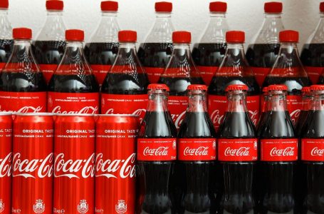 Coca-Cola tërheq miliona shishe plastike në Austri për arsye sigurie