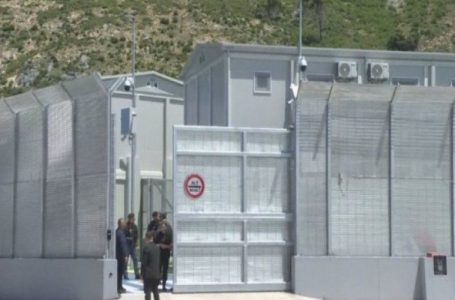 Marrëveshja me Italinë, niset anija e parë me emigrantë drejt Shqipërisë