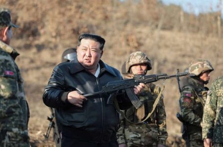 Kushtetuta e Koresë së Veriut tani e quan Jugun “shtet armiqësor”