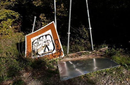 Një varg dëmtimesh në hapësirën te Shpella e Kusarit