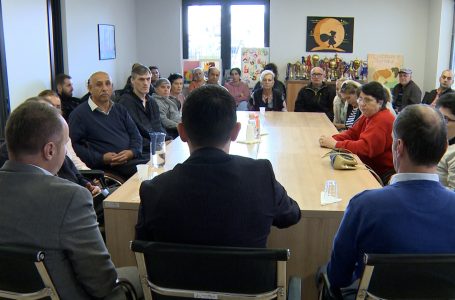 Dobruna dhe Hasanaj vizitojnë të verbërit dhe anëtarët e Hendikosit në Gjakovë