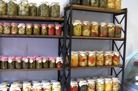 Nga duart e grave, në vitrinat e Medica Gjakova