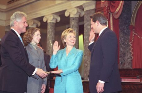 Hillary Clinton mbush 77 vjet