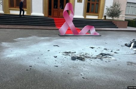 Deputetët opozitarë djegin katër manekinë para Kuvendit të Shqipërisë