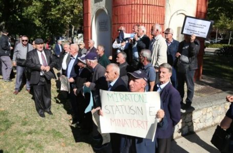 Minatorët protestojnë para Kuvendit të Shqipërisë