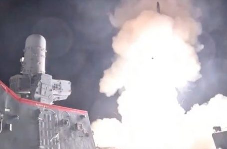 Marina amerikane publikon pamjet e dy luftanijeve të tyre, që shkatërruan raketat iraniane që lëviznin drejt Izraelit