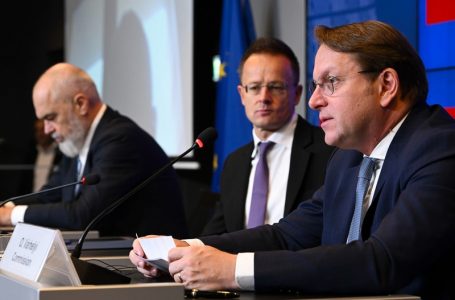 Varhelyi: Po negociojmë kushtet për anëtarësimin e Shqipërisë në BE