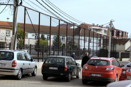 Makinat e parkuara gabim rrezikojnë sigurinë e nxënësve në shkollën “Mustafa Bakija”