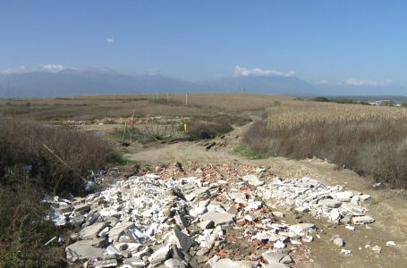 Shtegu për ecje dhe çiklizëm i dëmtuar nga kamionët dhe i mbushur me mbeturina